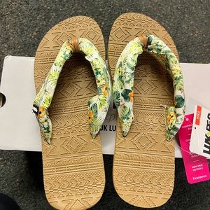 NWT - LUKEES by MUK LUKS Sand Box Flip Flop Sandals - White Floral - Size 8